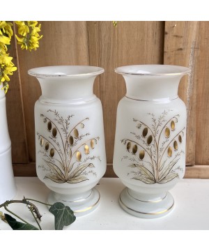 Paire de vases opaline blanche