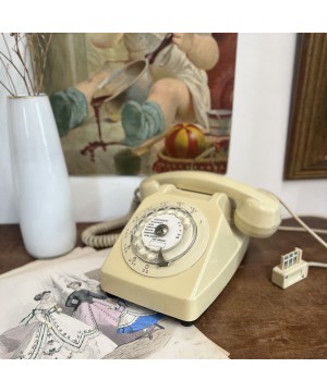 Téléphone ancien beige