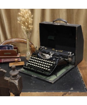 Ancienne machine à écrire...