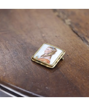 Broche en porcelaine de...